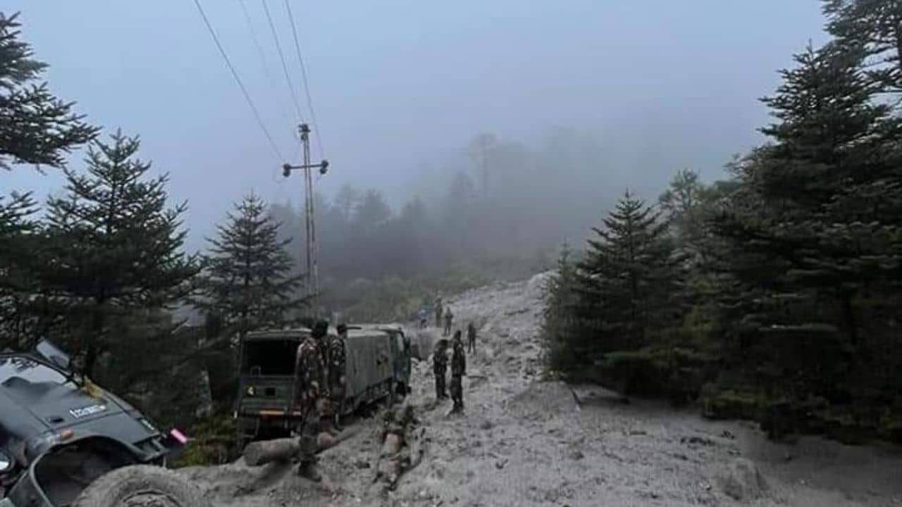 North Bengal Landslide: প্রবল বৃষ্টিতে পাহাড়ে ধস, বিপর্যস্ত শিলিগুড়ি-সিকিম যোগাযোগ ব্যবস্থা