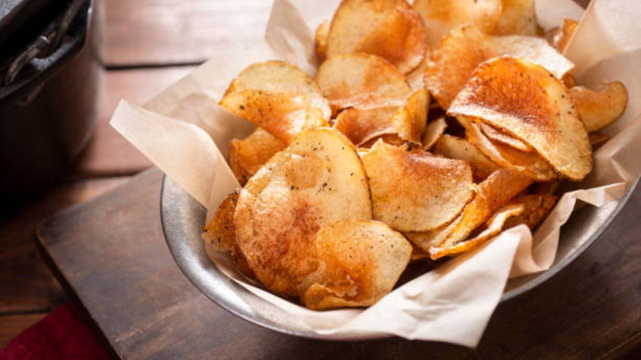 Potato Chips বর্ষায় হাওয়া লেগে নেতিয়ে যাচ্ছে চিপস? এই ভাবে রাখুন, কুড়মুড় করে লাগবে মুখে
