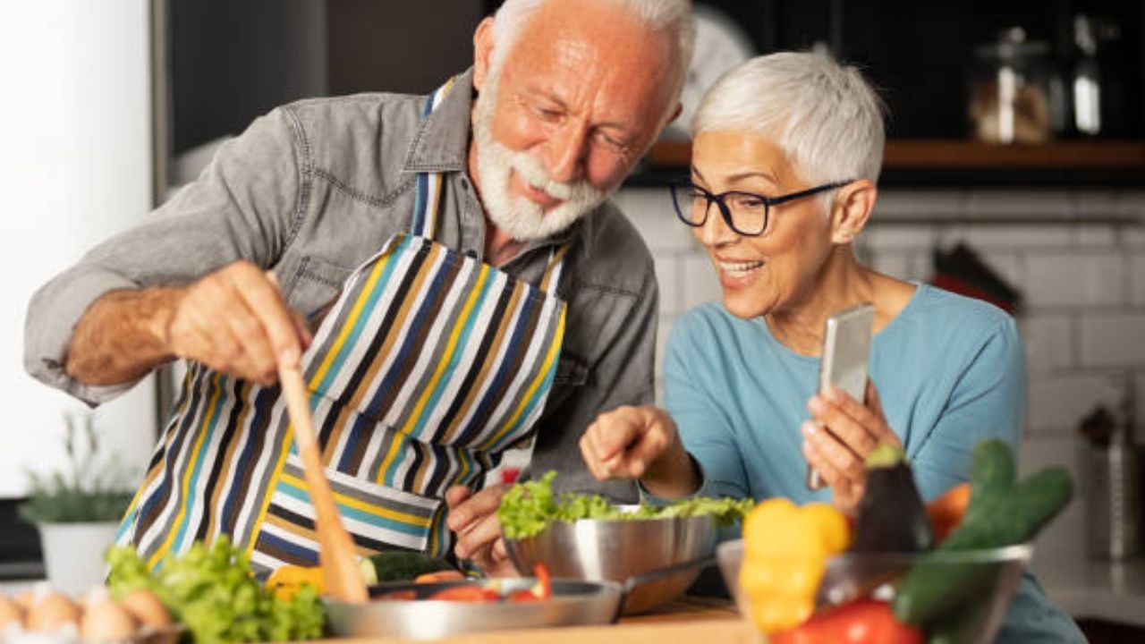 Diet for Elderly: বয়স বাড়ার সঙ্গে সঙ্গে হজমের সমস্যায় জেরবার? রোজকার খাবারের তালিকায় রাখুন এই ৫ জিনিস