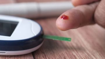 Blood Sugar Level: রোজ ইনসুলিন নেন? দিনে মোট কতবার গ্লুকোমিটারে সুগার টেস্ট করা যায়