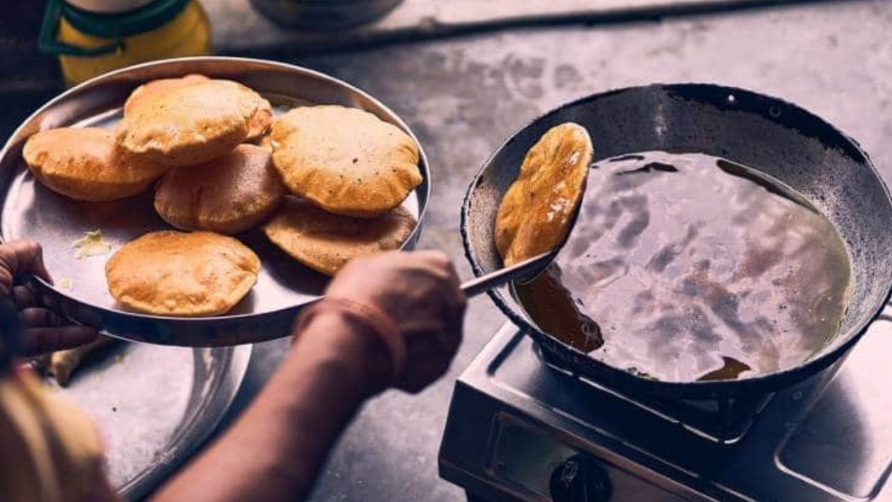 Leftover Oil তেল বার বার গরম করে রান্না করছেন? ক্যান্সার, ডায়াবেটিস, অ্যাসিডিটির আশঙ্কা প্রবল