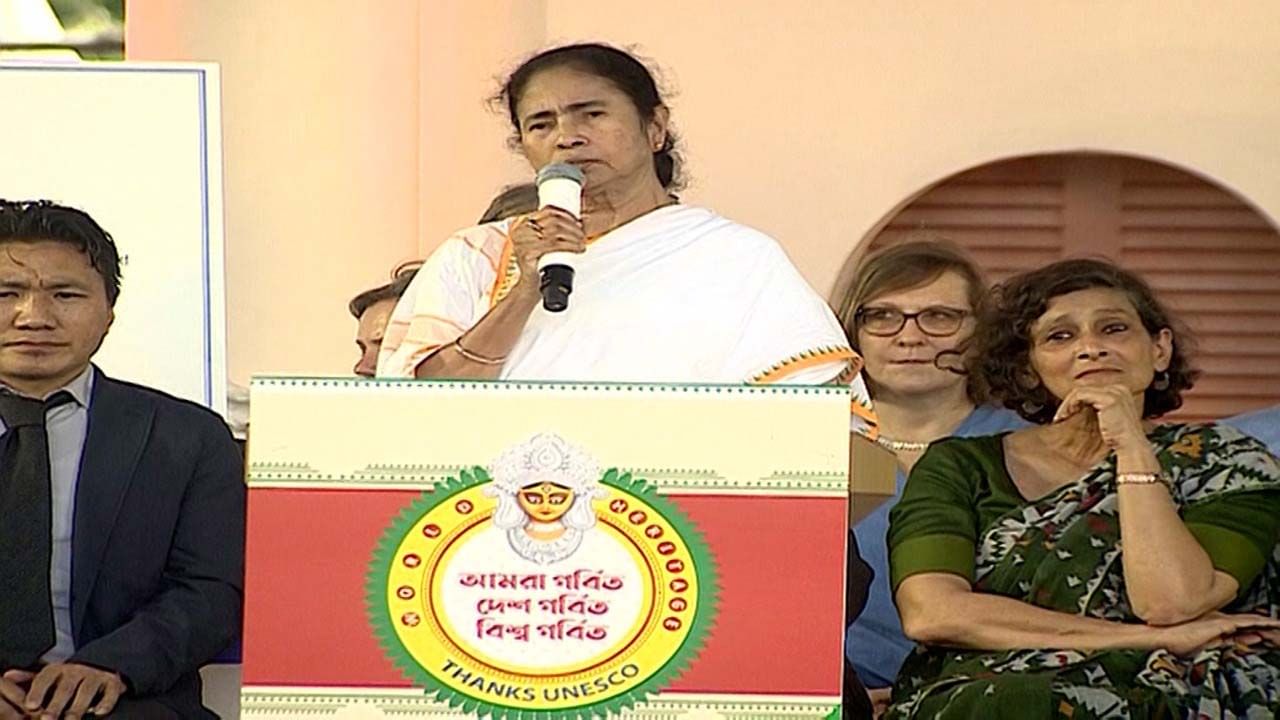 Mamata Banerjee: ‘মানবতা আমাদের ধর্ম’, সংহতির বার্তা দিয়ে রেড রোড থেকে পুজো শুরুর ঘোষণা মুখ্যমন্ত্রীর