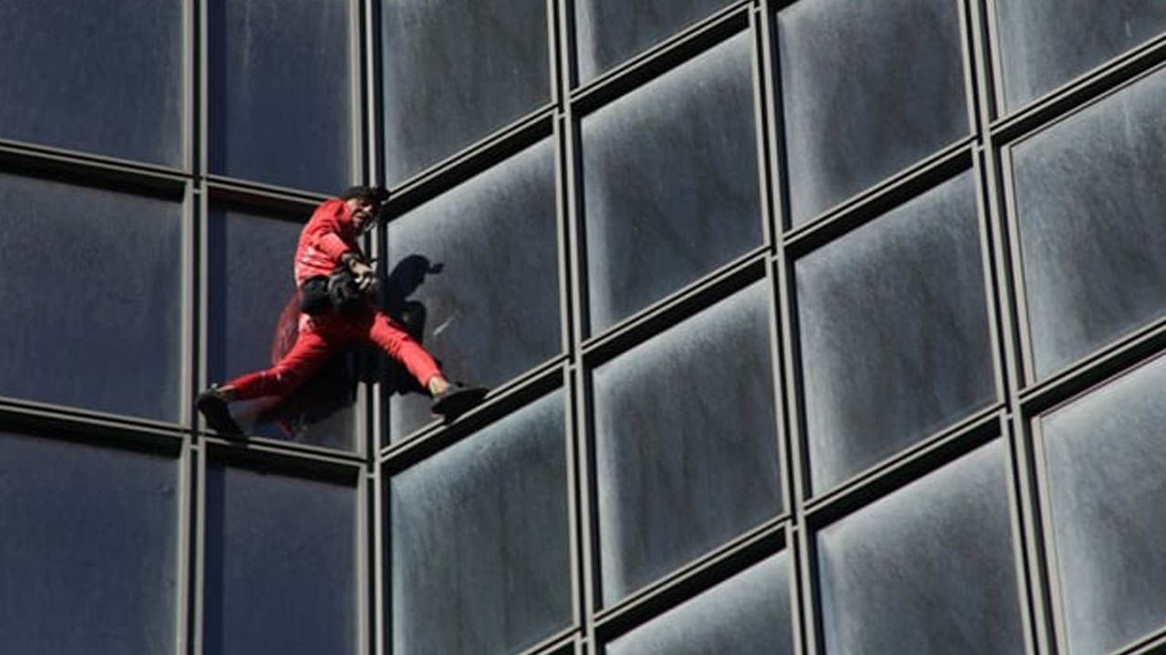 French Spiderman: ৪৮ তলা বিল্ডিংয়ে উঠে ৬০তম জন্মদিন পালন করলেন ‘ফরাসি স্পাইডারম্যান’