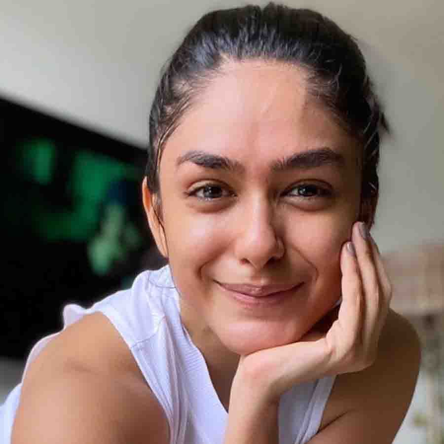 In a recent interview, Mrunal spoke candidly about the lives of women in their thirties.  He spoke openly about his love life, his family, his children.