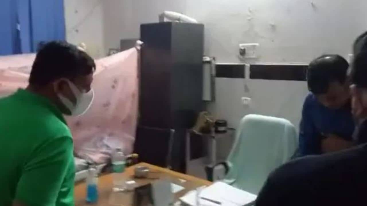 Tejashwi Yadav: সুপার হাসপাতালেই মশারি টাঙিয়ে ঘুমনোর তোড়জোড় করছেন, এমন সময় হাজির স্বাস্থ্যমন্ত্রী...