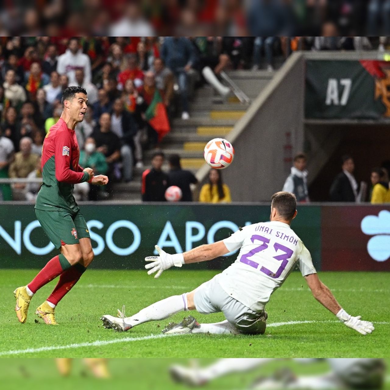 ড্র করলেই সেমিফাইনাল নিশ্চিত হয়ে যেত পর্তুগালের (Portugal)। সুযোগ নষ্টের খেসারত দিতে হল ক্রিশ্চিয়ানো রোনাল্ডোদের। মঙ্গলবার রাতে নেশনস লিগে স্পেনের (Spain) কাছে ০-১ গোলে হেরে গিয়েছে পর্তুগাল। (Pic Courtesy-UEFA Nations League Twitter)
