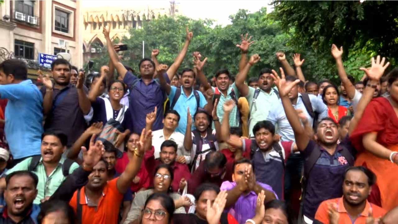 Protest in High Court: 'মামলা করতে পারিনি বলে চাকরি নয়?', হাইকোর্টে অবস্থান চাকরি প্রার্থীদের একাংশের