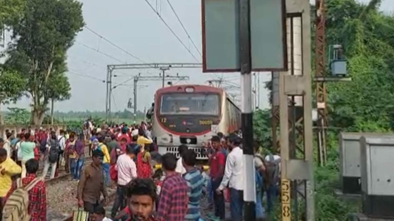 Rail Strike: স্টেশনে স্টেশনে দুর্ভোগ, সকাল থেকে ট্রেন চলাচল ব্যাহত বর্ধমান মেন লাইনে, চরম ভোগান্তি অফিসযাত্রীদের