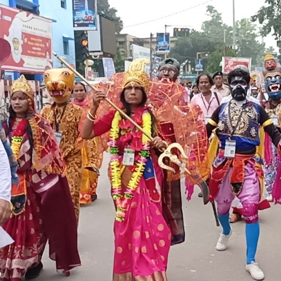 দক্ষিণ দিনাজপুর জেলার বালুরঘাটেও বৃহস্পতিবার দুপুরে প্রশাসনের পক্ষ থেকে বর্ণাঢ্য শোভাযাত্রার আয়োজন করা হয়। এদিন দুপুরে বালুরঘাট হাই স্কুল মাঠ থেকে এই শোভাযাত্রা বের হয়। 