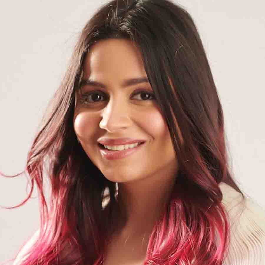 শাহিন ভাট - বোন আলিয়া ভাটের মতো অভিনয়কে পেশা হিসেবে বেছে নেননি শাহিন। ছবির চিত্রনাট্য লেখেন। সহকারী পরিচালক হিসেবে কাজও করেছেন। লন্ডনে ফিল্ম মেকিং নিয়ে পড়াশোনা করেছেন তিনি। 