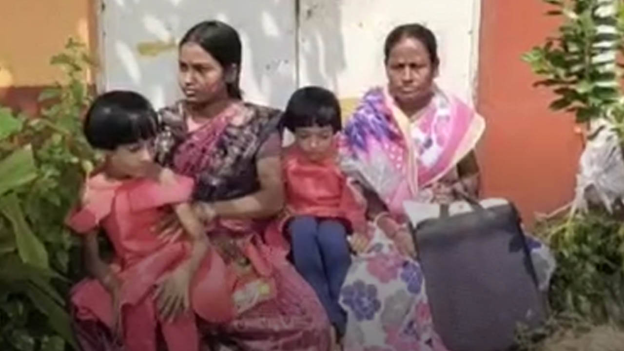 Twin Daughter: যমজ মেয়ে হওয়ায় উপর অত্যাচারের অভিযোগ, শ্বশুরবাড়ির সামনে ধর্নায় গৃহবধূ