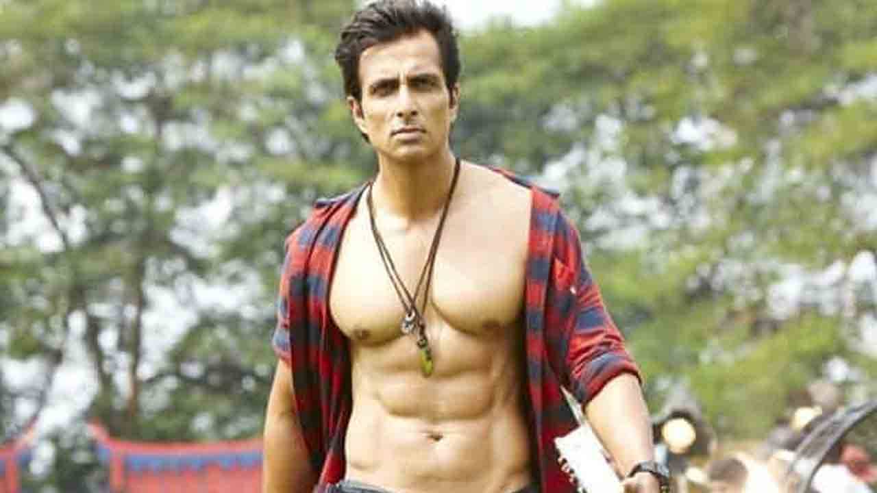 Sonu Sood: রক্ত দিয়ে আঁকা ছবি, উপহার হাতে পেতেই কী বললেন সোনু সুদ