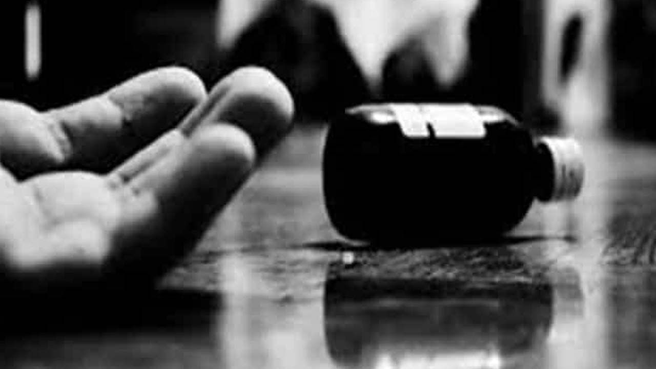 Suicide Attempt: ত্রিকোণ প্রেমে টানাপোড়েন? স্কুল থেকে বেরিয়ে টোটোয় বিষ খেল দুই ছাত্রী