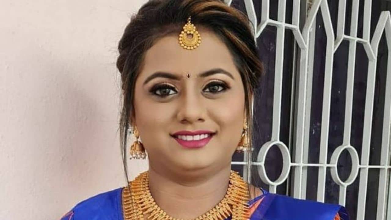 Teacher Death: লিফটের বন্ধ দরজার ভিতরে শুধু পা, বাইরে বাকি শরীর! শিক্ষিকার ভয়ঙ্কর পরিণতিতে শিউরে উঠলেন সকলে