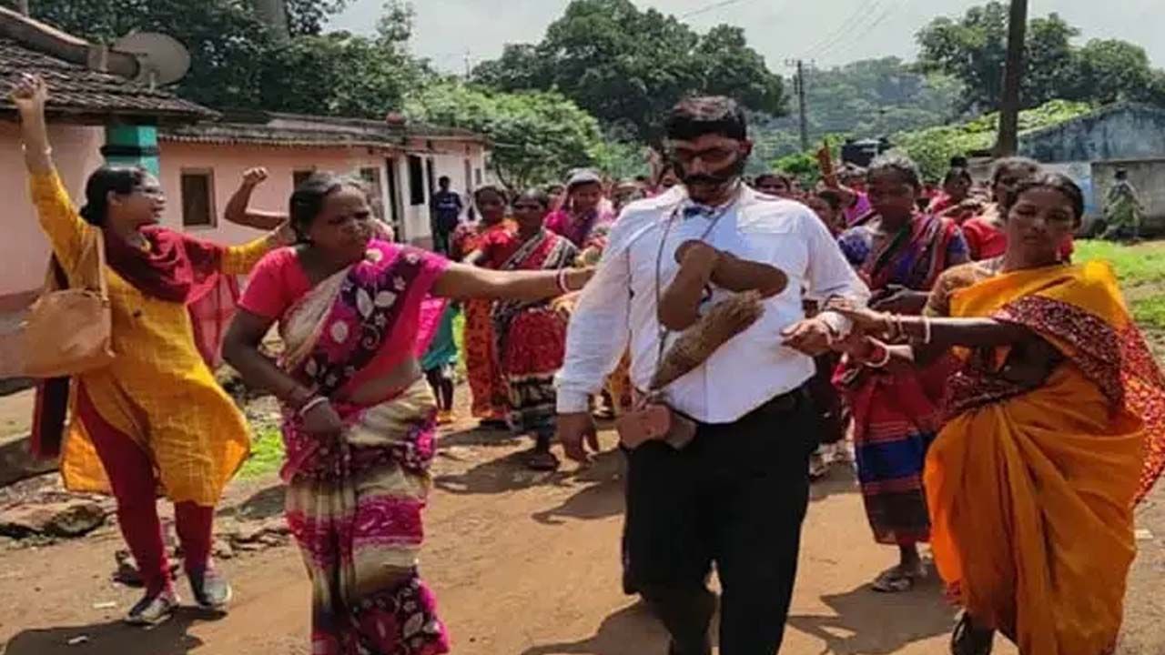 Teacher: ক্লাসে ছাত্রীদের পর্ন দেখানোর অভিযোগ, শিক্ষকের মুখে কালি লাগিয়ে জুতোর মালা পরালেন মহিলারা