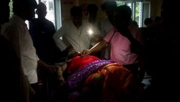 UP Hospital Viral Video: চারিদিকে ঘুটঘুটে অন্ধকার, মোবাইলের ফ্ল্যাশলাইট জ্বেলেই সরকারি হাসপাতালে চলছে চিকিৎসা