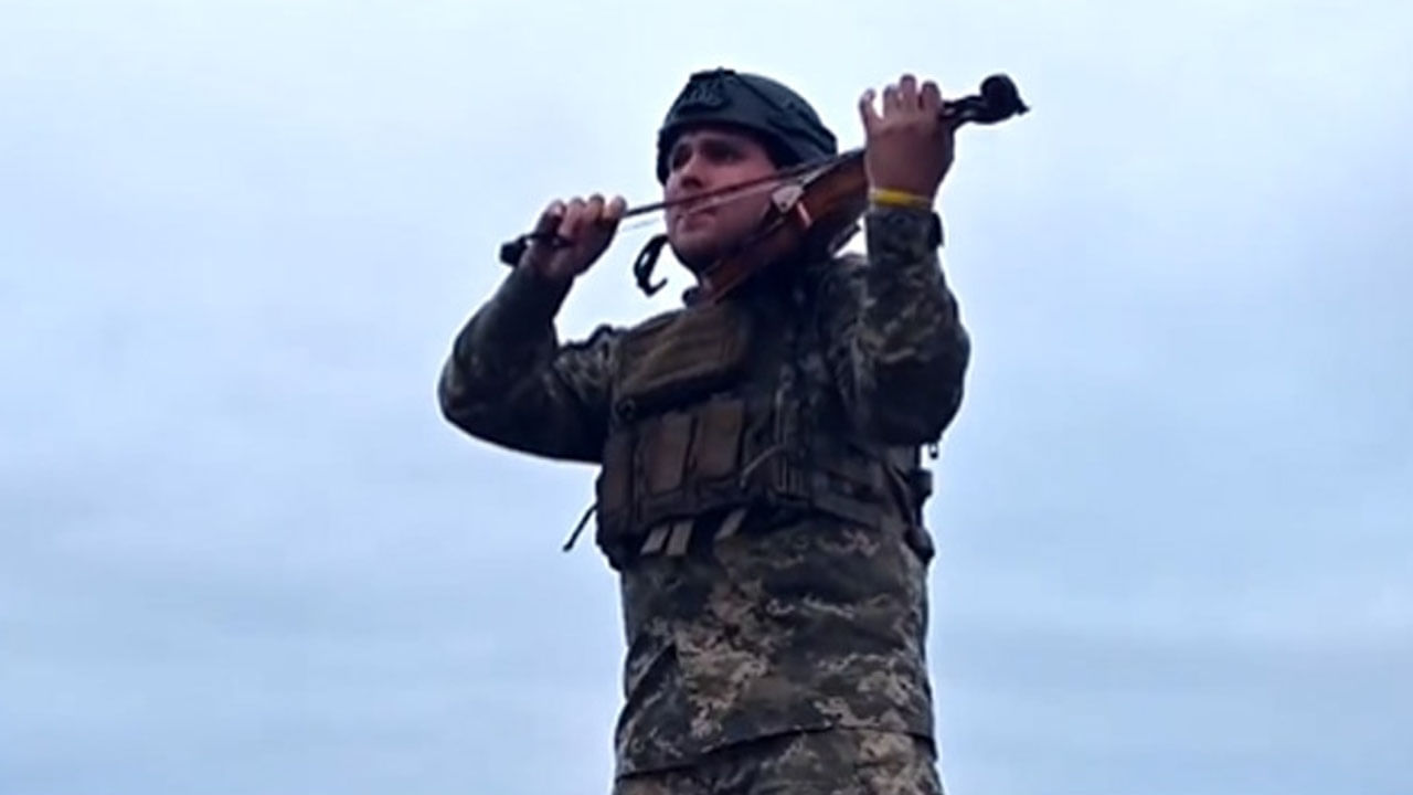 Viral Video: সেনার পোশাকে যুদ্ধক্ষেত্রে দাঁড়িয়েই বাজাচ্ছেন ভায়োলিন, ইউক্রেন শিল্পীতে মুগ্ধ নেটদুনিয়া