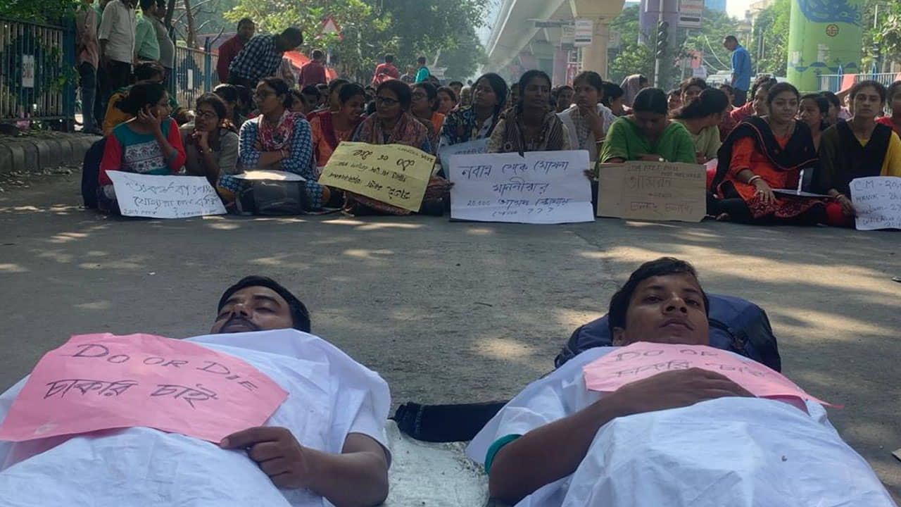 Salt Lake TET Agitation: সল্টলেকে সংঘাতের ৪ দিন, সাদা কাপড় গায়ে ফেলে আজ জীবন্ত লাশ চাকরিপ্রার্থীরা