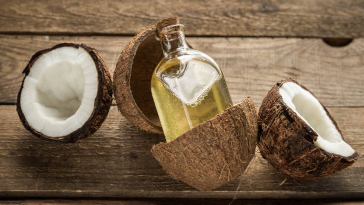 Coconut Oil স্নানের ঘরে থাকুক নারকেল তেল, ত্বক ও চুল নিয়ে আর কোনও