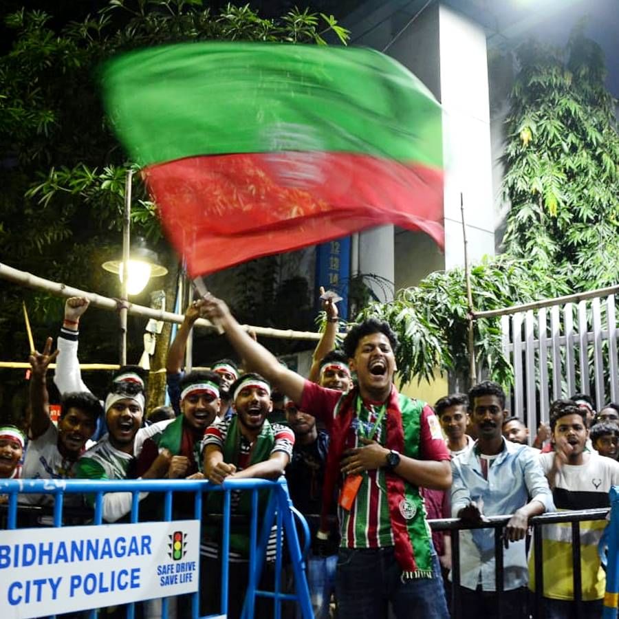 স্টেডিয়ামের বাইরে ফের স্লোগান উঠল যতবার ডার্বি, ততবার...। সাতে সাত করতে মরিয়া মোহনবাগান সমর্থকরা।(ছবি: রাহুল সাধুখাঁ) 