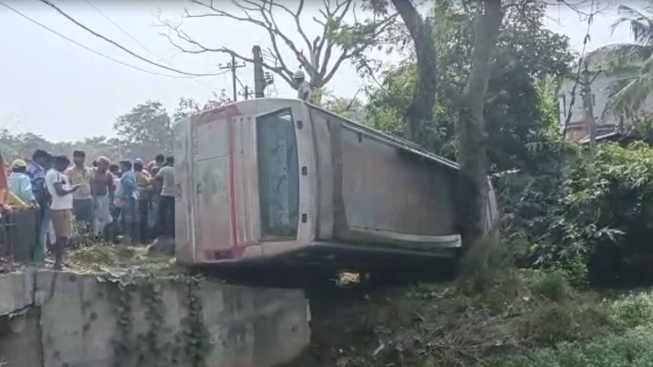 Bus Accident in Ghatal: রেষারেষির জেরেই চরম বিপত্তি! ৪০ জন যাত্রীকে নিয়ে উল্টে গেল বাস