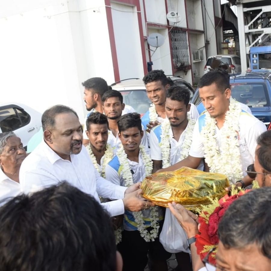 সোনাজয়ী (Gold Medal) বাংলা দলকে স্বাগত জানাতে উপস্থিত ছিলেন বাংলা ফুটবল সংস্থার কর্তারা। (ছবি : আইএফএ)