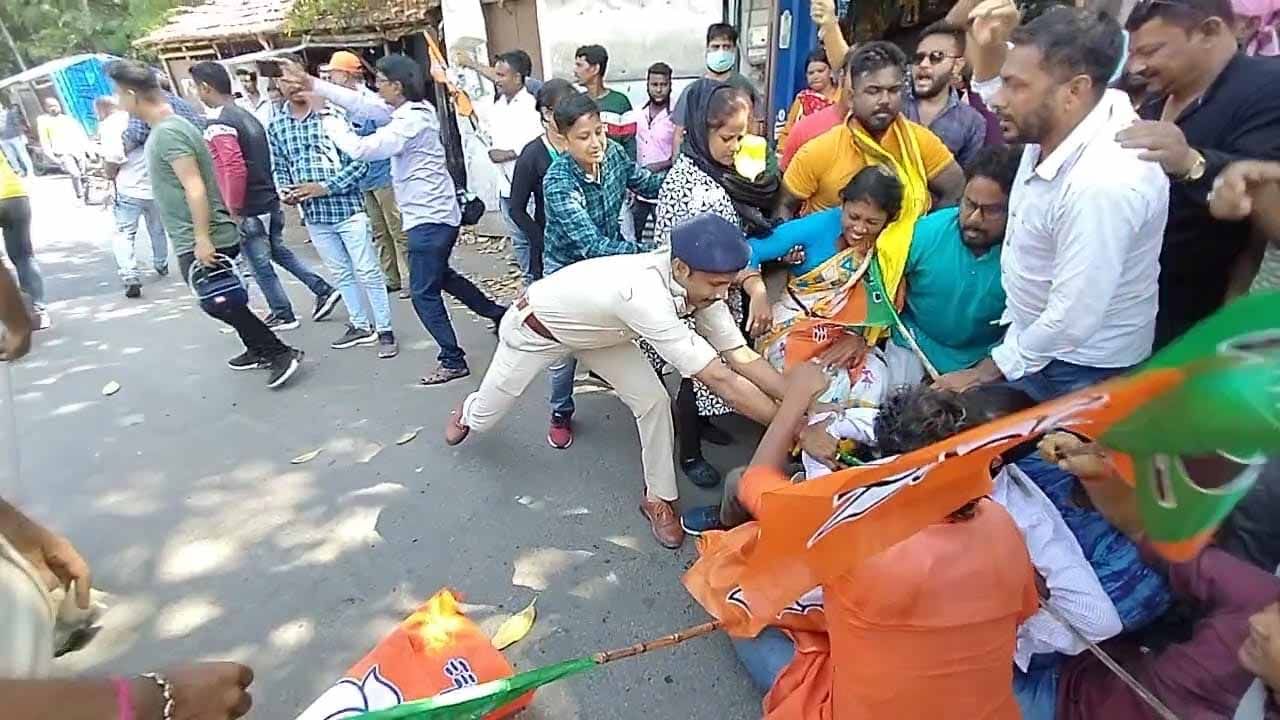Police Clash with BJP: 'লকেট, নূপুর হয়ে গিয়েছেন', বিধায়কের মন্তব্য ঘিরে প্রবল বিক্ষোভ
