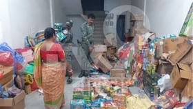 Fire Crackers: আইনকে থোড়াই কেয়ার, দোকানের ভিতর থেকে বেরিয়ে এল গাদা গাদা নিষিদ্ধ শব্দবাজি Fire Crackers: আইনকে থোড়াই কেয়ার, দোকানের ভিতর থেকে বেরিয়ে এল গাদা গাদা নিষিদ্ধ শব্দবাজি