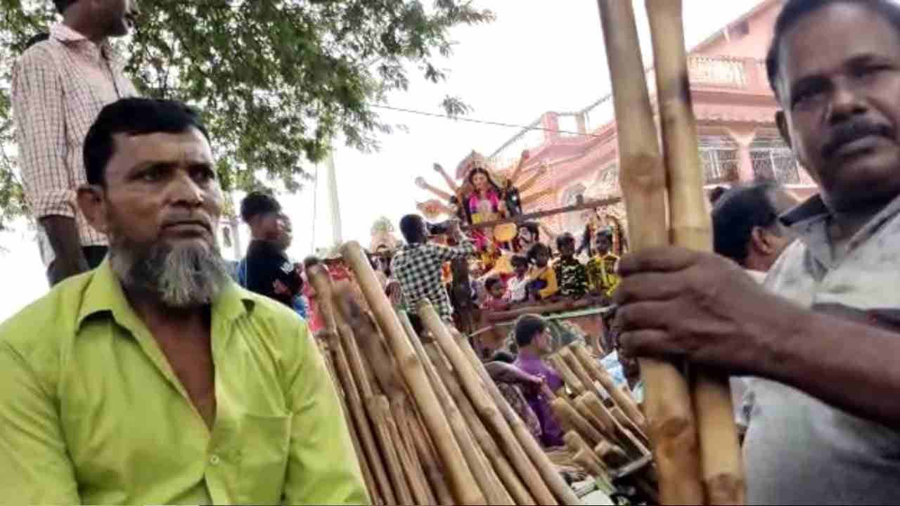 Birbhum: দুর্গা-বিসর্জনে লাঠি বিক্রি করেন মুসলিমরা, শতাব্দীপ্রাচীন সম্প্রীতি মেলায় মাতল বীরভূম