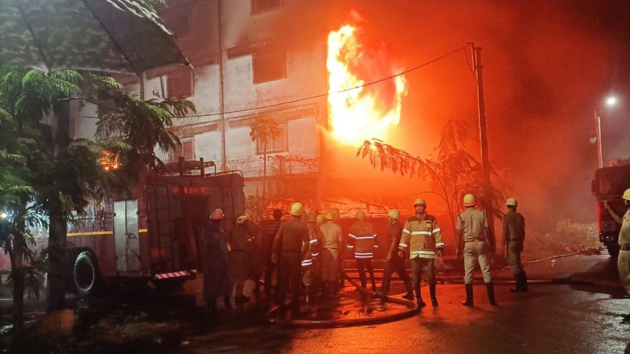 Bantala Fire: মধ্যরাতেও পুরোপুরি নিভল না বানতলার আগুন