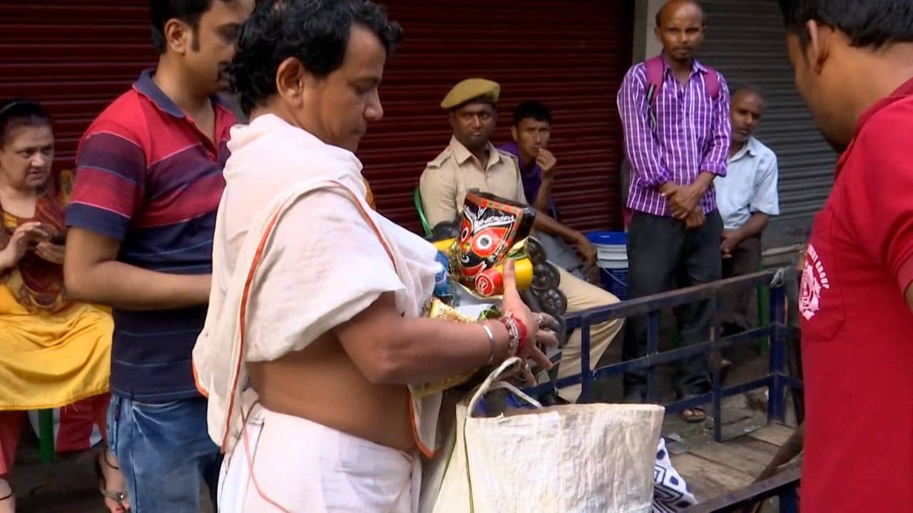 Bowbazar: অসহায় চোখ, কোলে আঁকড়ে রয়েছেন কূলদেবতাকে, কোথায় যাবেন, বুঝতে পারছেন না মদন দত্ত লেনের বাসিন্দারা