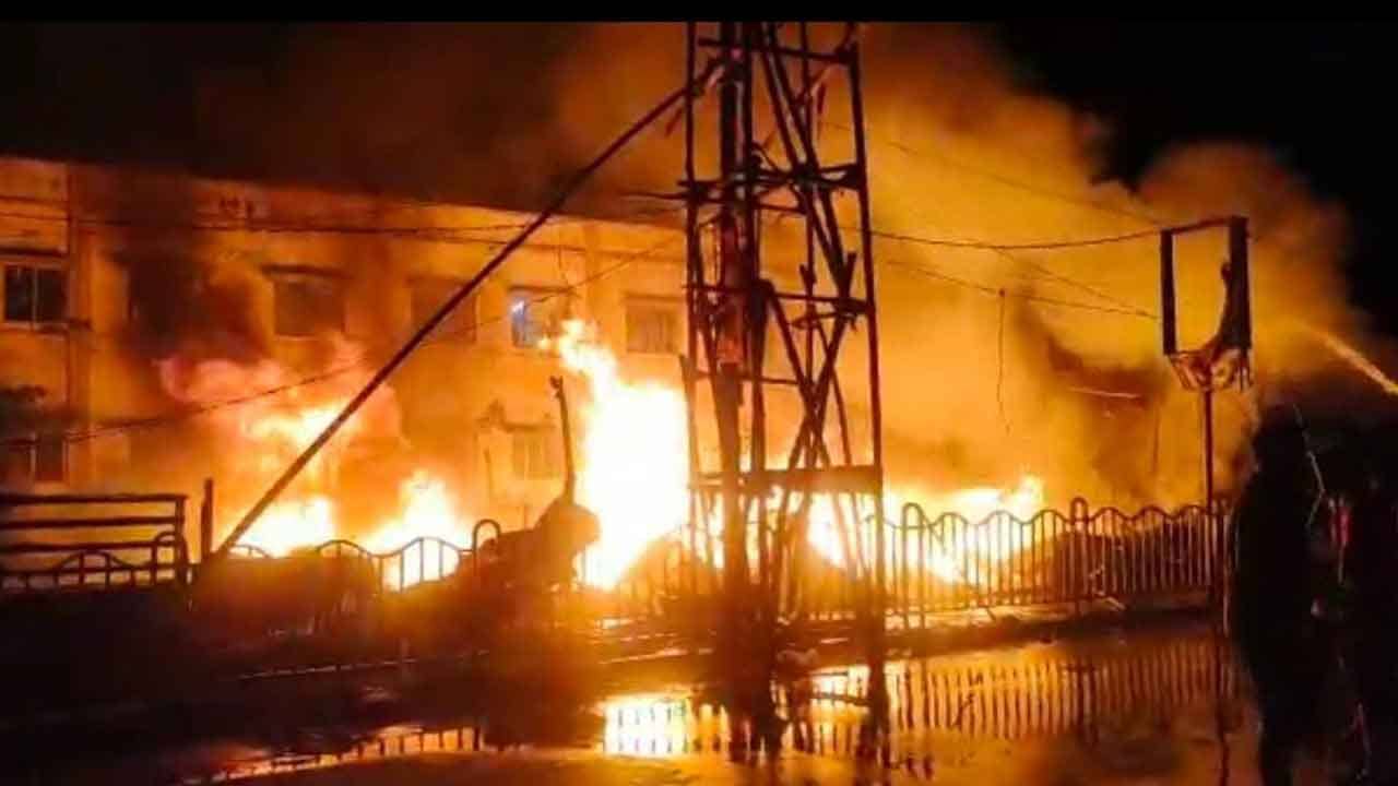 Canning Fire: ভোর রাতের আগুনে পুড়ে ছাই পরপর ১০ টি দোকান, লক্ষাধিক টাকার ক্ষতিতে হাহাকার ব্যবসায়ীদের