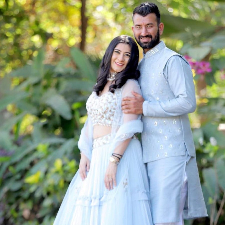 কীভাবে শুরু হল পূজা-পূজারার প্রেম? সিনেমার লাভ অ্যাট ফার্স্ট সাইট-এর মতো চেতেশ্বর পূজারাও প্রথমবার পূজাকে দেখে প্রেমে পড়ে গিয়েছিলেন। এক পারিবারিক বন্ধু মারফত পূজার পরিবারের কাছে সম্বন্ধ যায় ভারতীয় দলের ক্রিকেটারের তরফে। (ছবি:টুইটার)