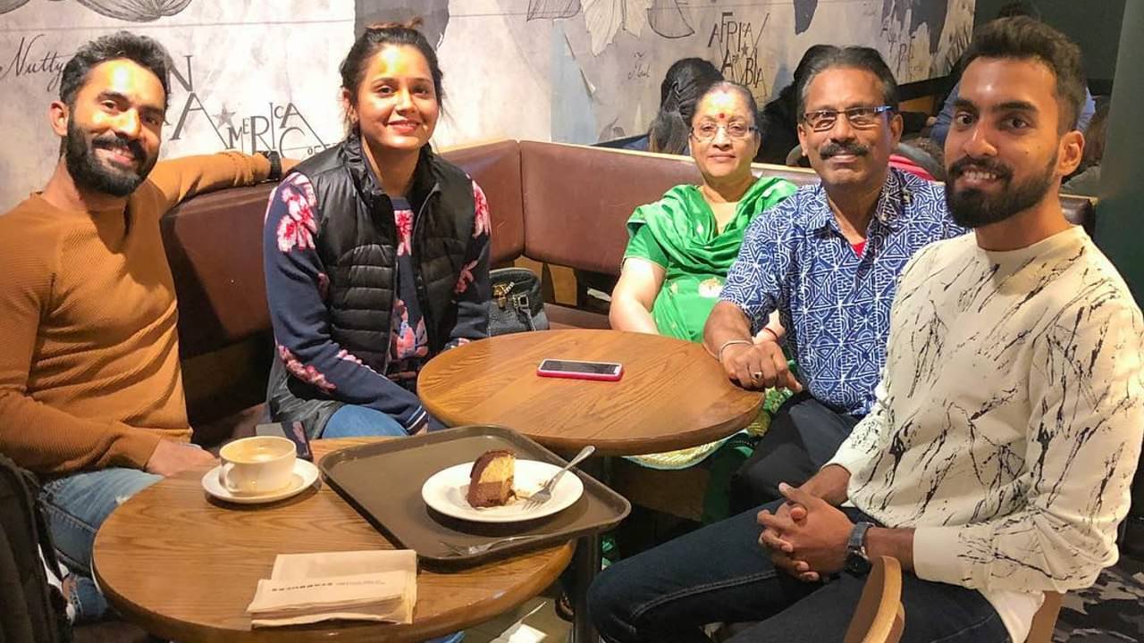 T20 World Cup 2022: বিশ্বকাপে ছেলের রূপকথা দেখতে সিডনিতে কার্তিকের বাবা-মা