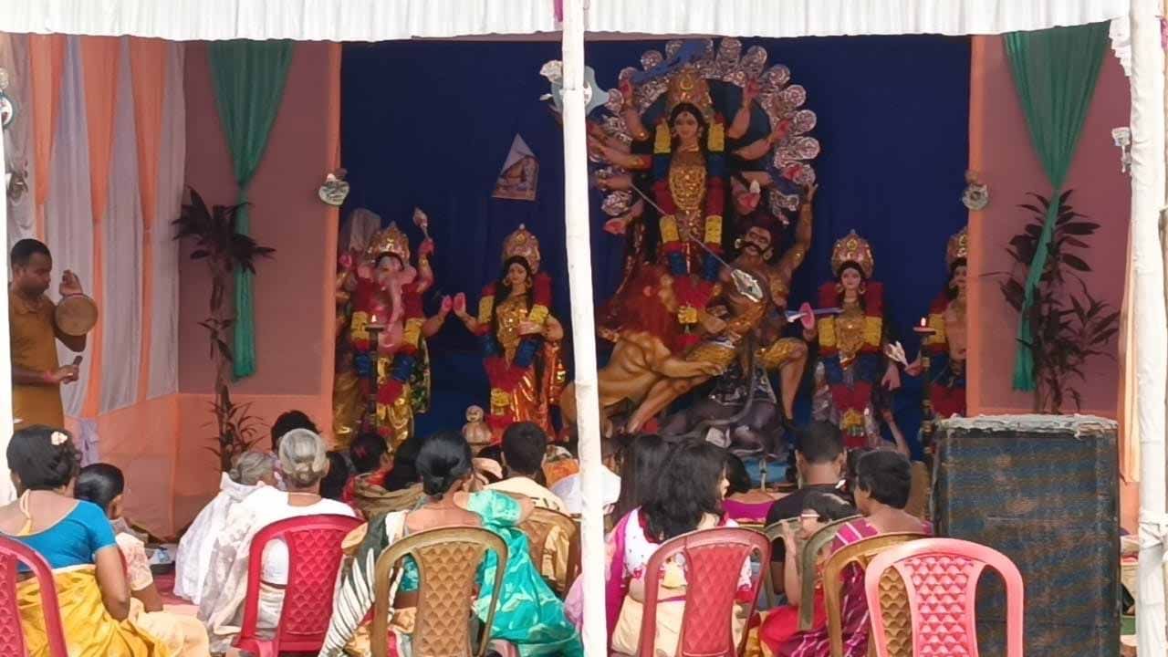 Durga Puja 2022: মহাষ্টমীর সকালে আমির, জসিরুদ্দিনরাই রক্ষা করলেন দুর্গা প্রতিমা, গায়ে কাঁটা দিচ্ছে উদ্যোক্তাদের