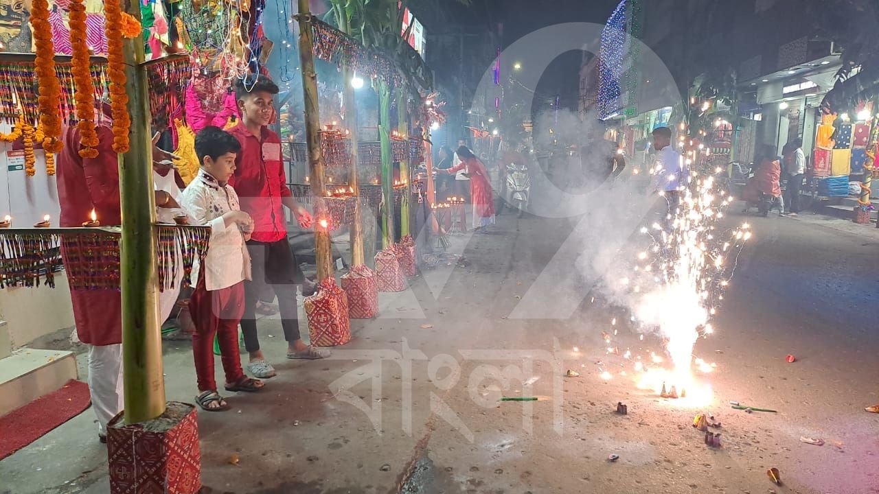 Diwali in Jalpaiguri: নিয়নের জলসার ভিড়েও রাজস্থানী বণিক মহলে অক্ষুণ্ণ চিরাচরিত মাটির প্রদীপ, কলাগাছ