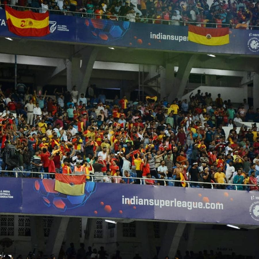 ঘরের মাঠে এফসি গোয়ার বিরুদ্ধে প্রথম ম্যাচ ঘিরে সমর্থকদের উৎসাহের অভাব ছিল না লাল-হলুদ সমর্থকদের। কিন্তু তাঁদের হতাশার মুহূর্ত ম্যাচের শুরুতেই। যা বজায় থাকল ম্যাচ শেষেও। (ছবি: রাহুল সাধুখাঁ)