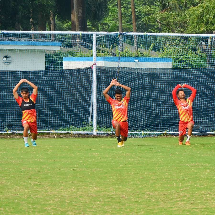 সদ্য সুস্থ হয়ে ওঠা লাল হলুদের আরও এক ব্রাজিলিয়ান অ্যালেক্স লিমাকে নর্থ ইস্ট ইউনাইটেডের খেলাননি কোচ স্টিফেন। ডার্বির দিন তাঁকে প্রথম থেকে ব্যবহার করবেন কি না তা শনিবার ঠিক করবেন কোচ।(ছবি:রাহুল সাধুখাঁ)