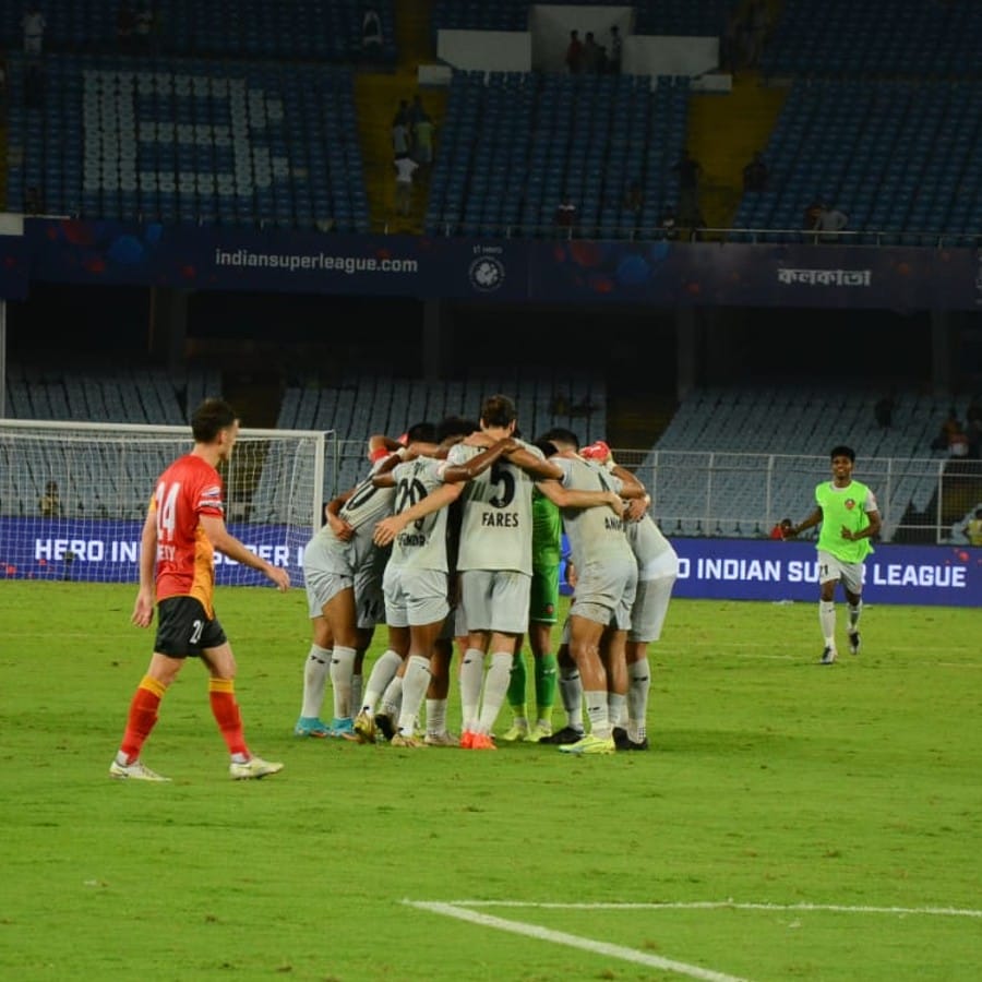 ইস্টবেঙ্গল সমতা ফেরায় ৬৪ মিনিটে। ক্লেটন সিলভার পেনাল্টি গোলে সমতা ফেরায় ইস্টবেঙ্গল। ছবি:(রাহুল সাধুখাঁ)