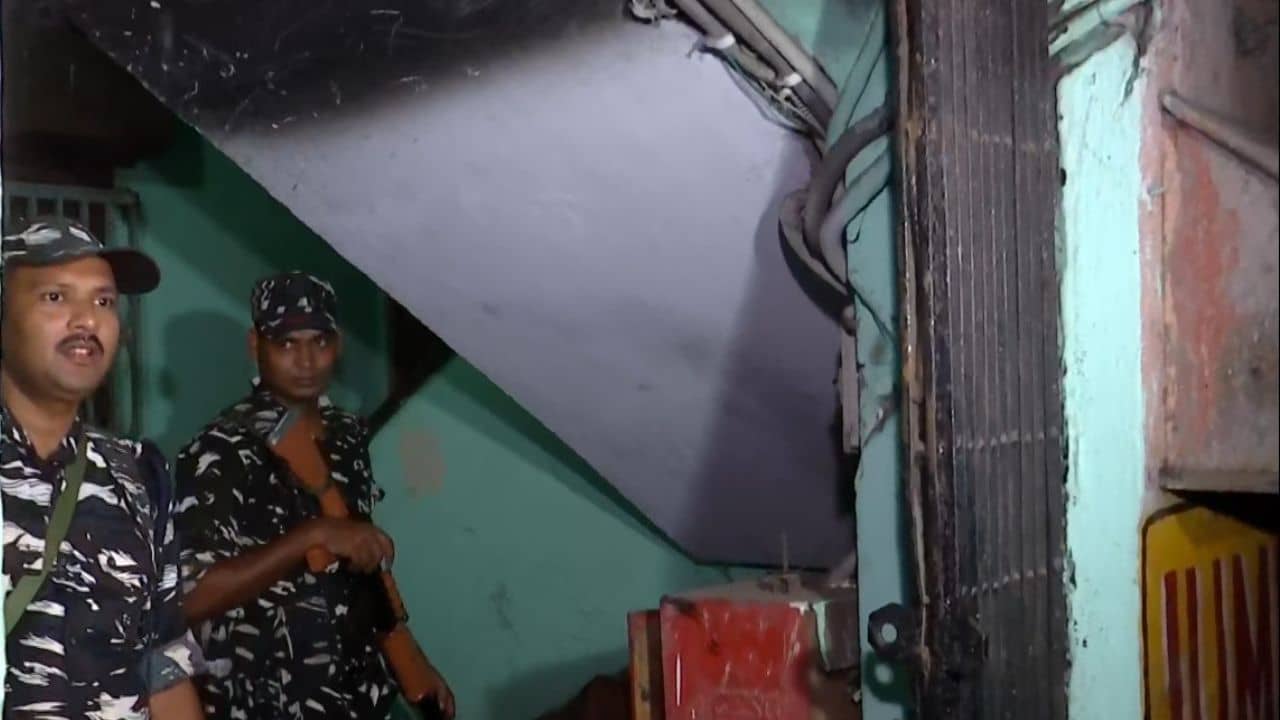 ED Raid: আবার কি টাকার পাহাড়? উল্টোডাঙার বহুতল থেকে দেড় কোটির হদিশ