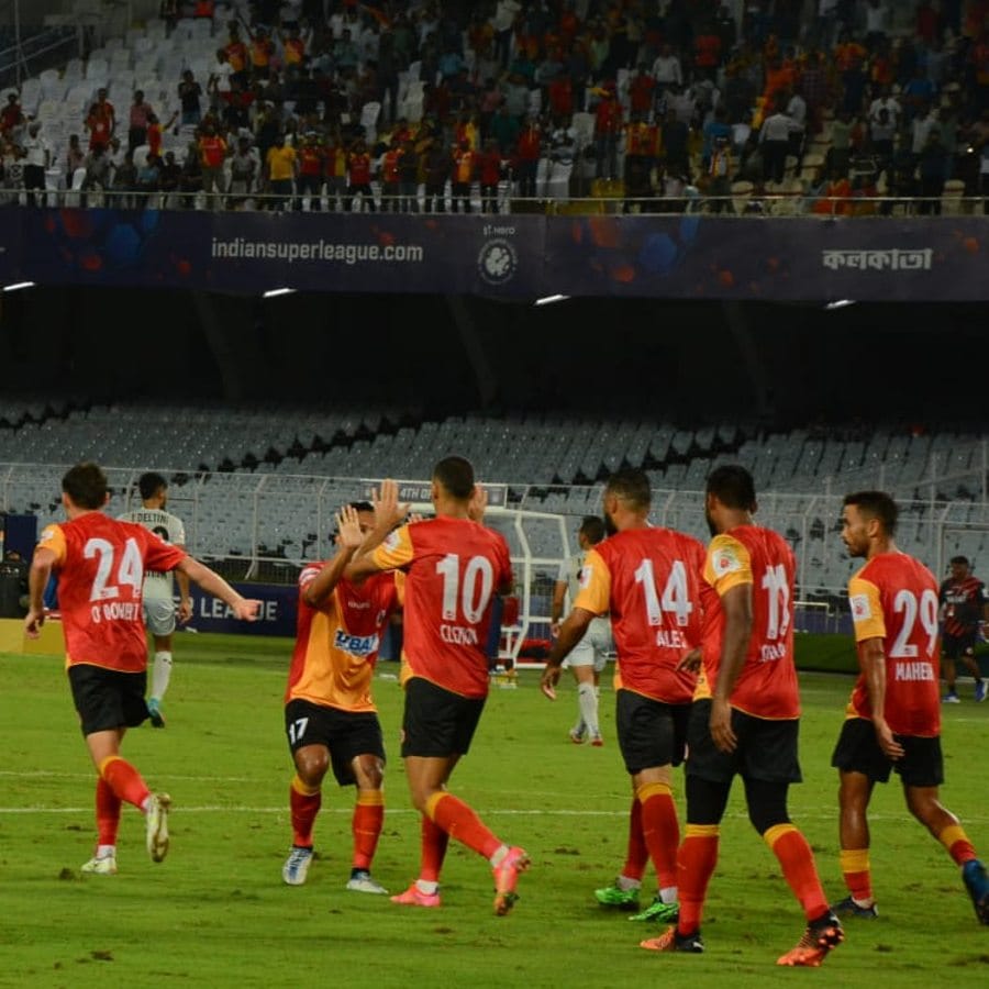 ম্যাচ শুরুর মাত্র ৭ মিনিটের মধ্যেই লাল-হলুদ ডিফেন্সের ভুলের সুযোগ নেয় এফসি গোয়া। এফসি গোয়াকে এগিয়ে দেন মোহনবাগানের প্রাক্তনী ব্র্যান্ডন ফার্নান্ডেজ। (ছবি: রাহুল সাধুখাঁ)