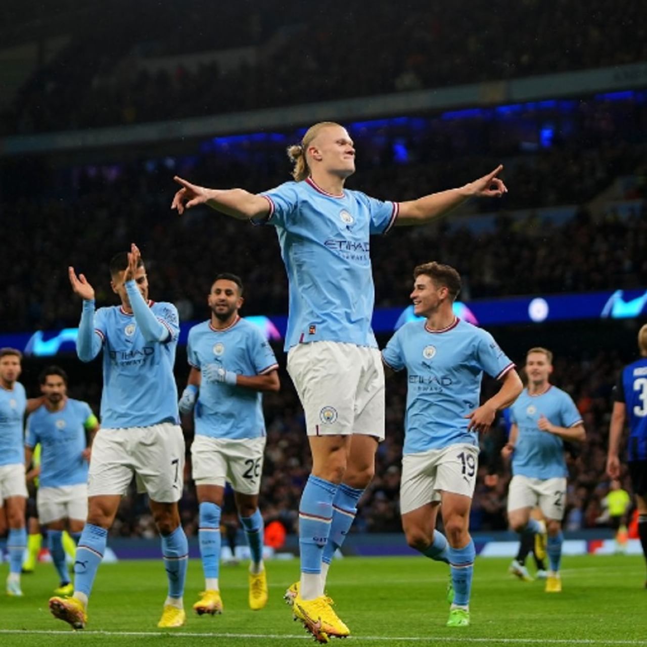 চলতি মরসুমে এখনও পর্যন্ত ম্যাঞ্চেস্টার সিটির হয়ে তাঁর গোল সংখ্যা ১৯। বাকি দলগুলি ম্যাঞ্চেস্টার সিটি তারকা আর্লিং হালান্ডকে রোখার উপায় খুঁজে পাচ্ছেন না। তার মধ্যেই নরওয়ের ফুটবলারকে নিষিদ্ধ করতে একটি পিটিশনে সই সংগ্রহ চলছে!(ছবি:টুইটার)