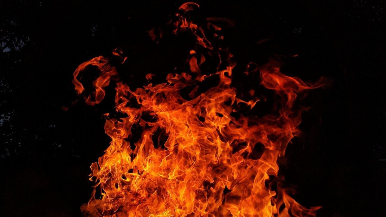Fire in Medinipur: সপ্তমীর রাতে দাউ দাউ করে আগুনে পুড়ল ক্লাবঘর, আতঙ্কে এলাকাবাসীরা