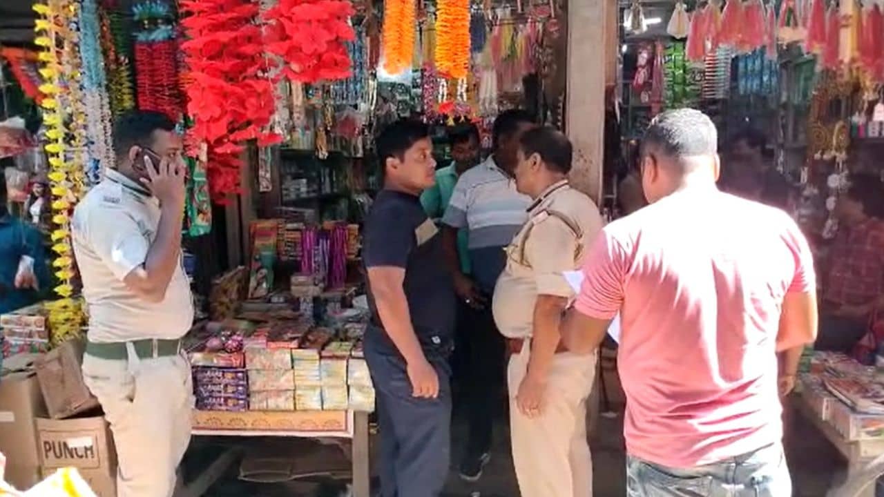 Fire Crackers: হাবরায় ৪৯ কেজি নিষিদ্ধ শব্দবাজি বাজেয়াপ্ত, অতীতের দুর্ঘটনা মাথায় রেখে আগাম সতর্ক পুলিশ