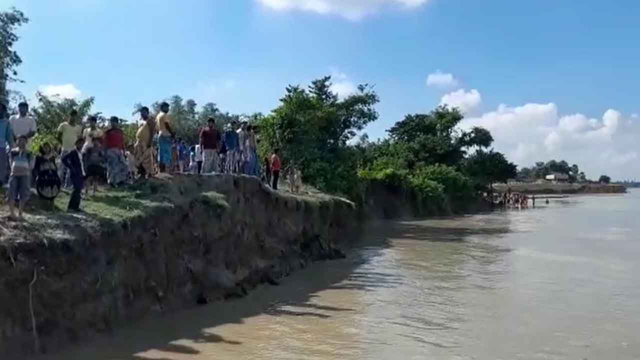 Ganga Erosion: নদীর গ্রাসে চলে গেল কবরস্থান, তলিয়ে যাচ্ছে জমিও