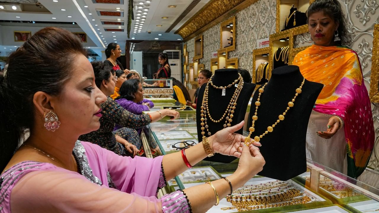 Dhanteras Business: ঘুরে দাঁড়িয়েছে অর্থনীতি, ধনতেরাসে বিক্রি হয়েছে  ২৫ হাজার কোটির গয়না