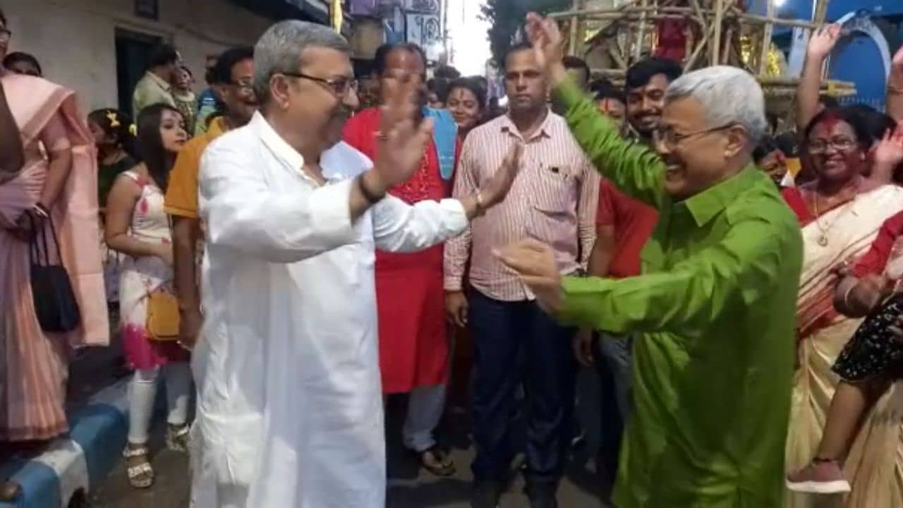 Durga Puja 2022: দশমীর দিন ঢাকের তালে নাচলেন কল্যাণ বন্দ্যোপাধ্যায় ও প্রবীর ঘোষাল