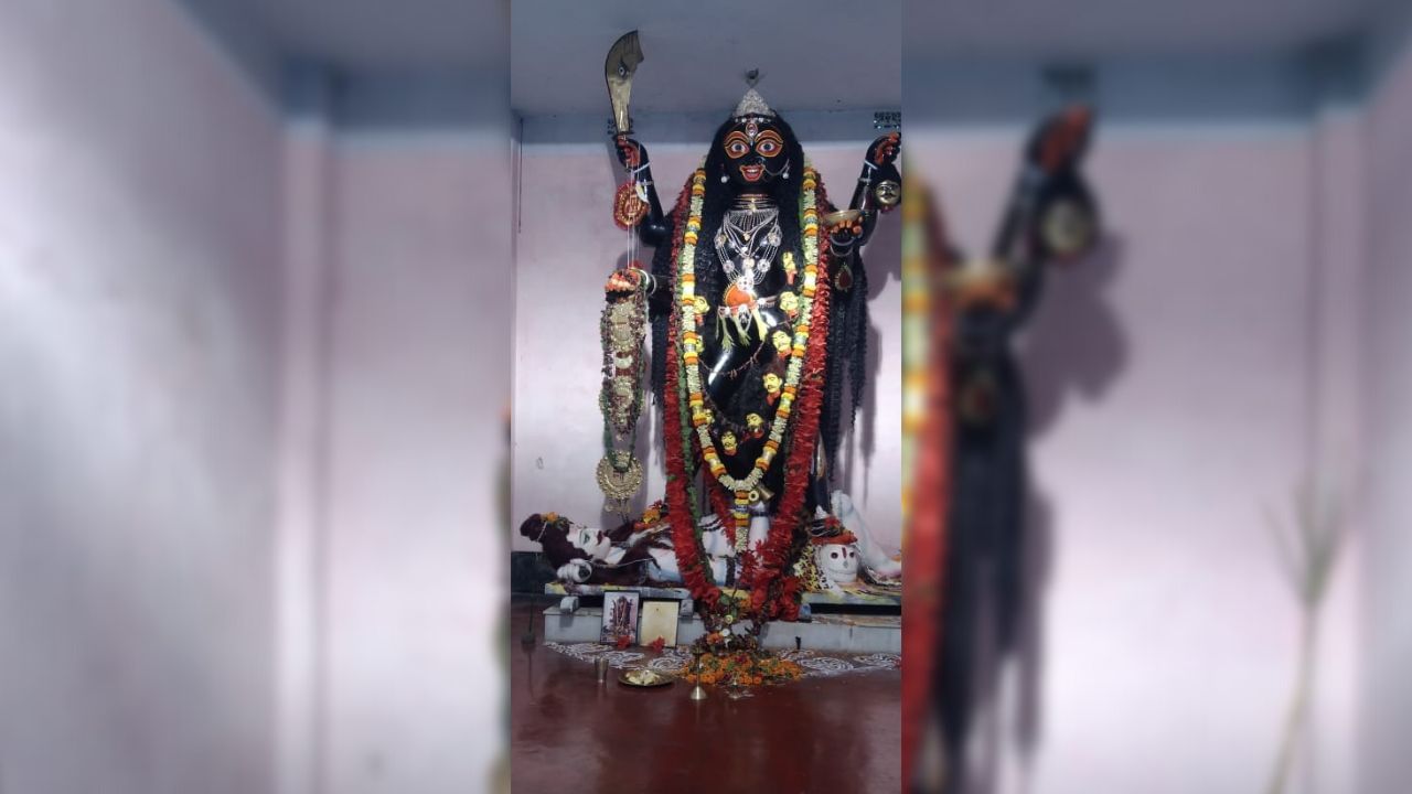 Kali Puja 2022: বছর-বছর জ্বলে ওঠা এক কালী ঠাকুর ও এক মশালের গল্প…