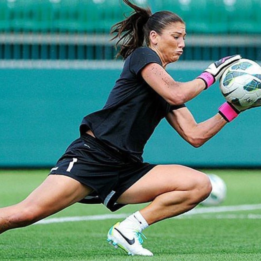 হোপ সোলো (Hope Solo)। আমেরিকার পেশাদার ফুটবলার। দেশের হয়ে একশোর বেশি ম্যাচ খেলেছেন। বিশ্বের অন্যতম সেরা ফুটবলার। তিনবার বিশ্বকাপ এবং অলিম্পিকে খেলেছেন। (ছবি : ইন্সটাগ্রাম)