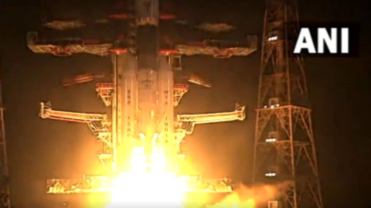ISRO: দীপাবলির আগে সাফল্যের রোশনাই, ৩৬টি উপগ্রহ নিয়ে মহাকাশে উড়ান দিল ইসরোর সবথেকে ভারী রকেট